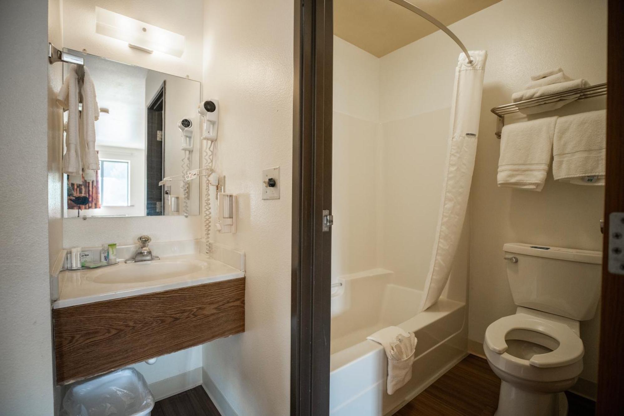 Mountain Vista Hotel West Yellowstone Room photo
